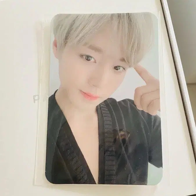 [BUNJANG] Park Jihoon Official Lightstick Pouch &amp; Photocard Set / 박지훈 뽑봉 2개 공식 응원봉 파우치와 포토카드 포함