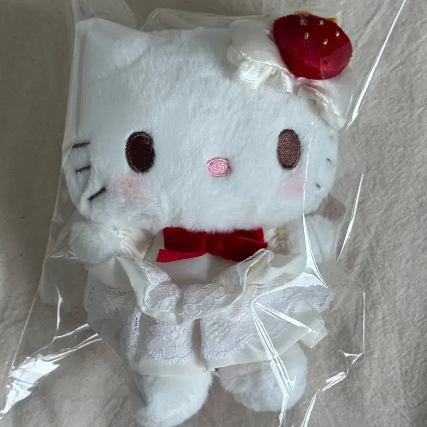 [BUNJANG] Hello Kitty Strawberry Shortcake Mascot Keychain (Sealed) / 헬로키티 딸기 쇼트케이크 마스코트 키링 미개봉 새상품