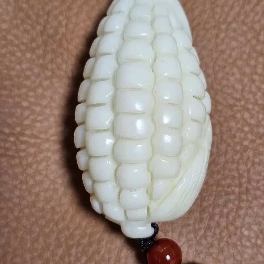 [BUNJANG] Natural Jade Corn Toy / 천연 옥으로 만든 옥수수 모양의 장난감으로, 심심할 때 손에 쥐고 가지고 놀 수 있습니다.