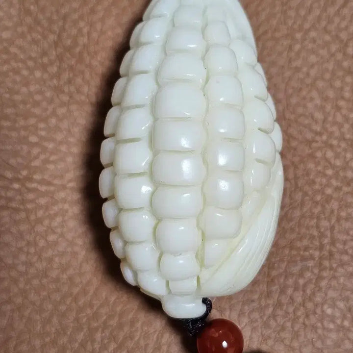[BUNJANG] Natural Jade Corn Toy / 천연 옥으로 만든 옥수수 모양의 장난감으로, 심심할 때 손에 쥐고 가지고 놀 수 있습니다.