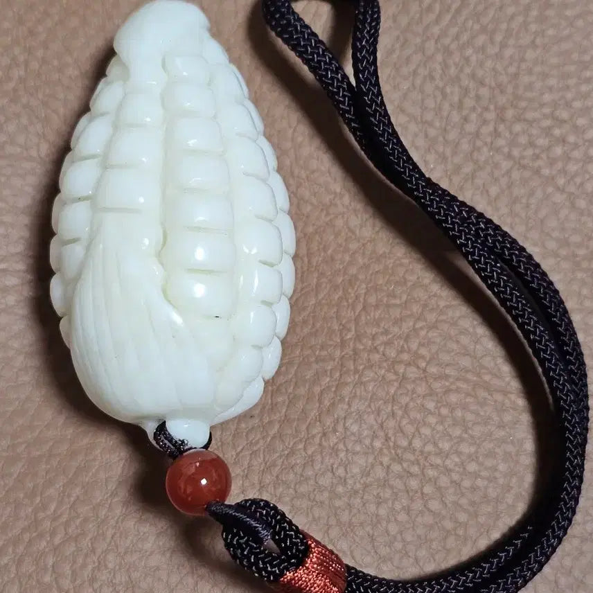 [BUNJANG] Natural Jade Corn Toy / 천연 옥으로 만든 옥수수 모양의 장난감으로, 심심할 때 손에 쥐고 가지고 놀 수 있습니다.