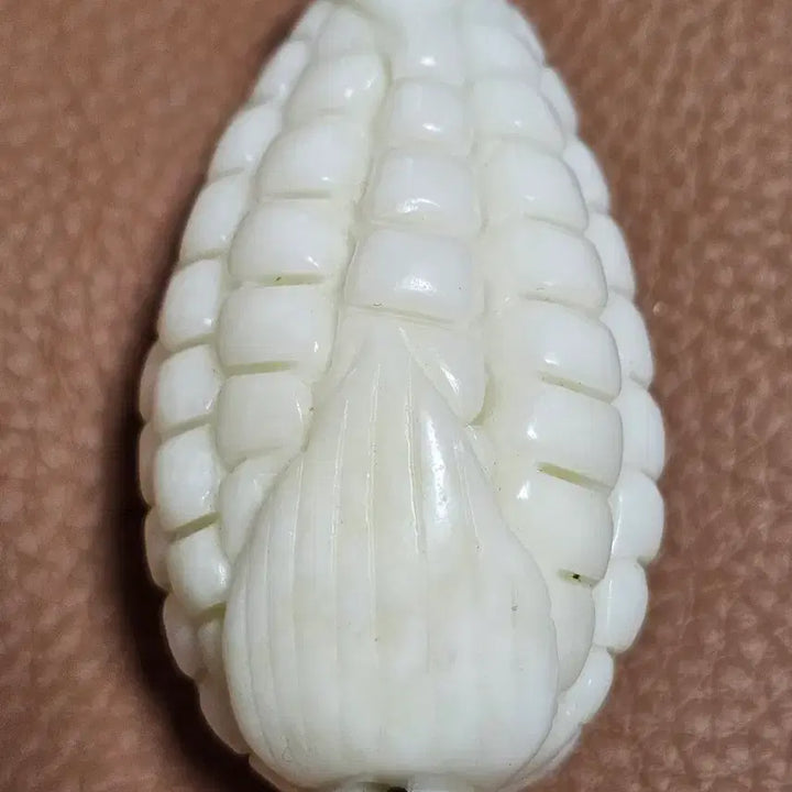 [BUNJANG] Natural Jade Corn Toy / 천연 옥으로 만든 옥수수 모양의 장난감으로, 심심할 때 손에 쥐고 가지고 놀 수 있습니다.