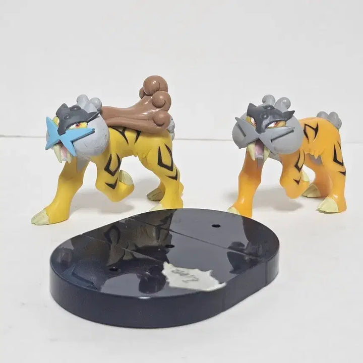 [BUNJANG] Pokemon 3D Model Raikou Figure (x2) + Stands (Junk) / 포켓몬스터 입체도감 라이코 피규어 정크 2개 + 받침대