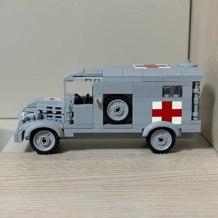 [BUNJANG] LEGO German Medic Truck with Figures / 레고 독일군 의무병 트럭