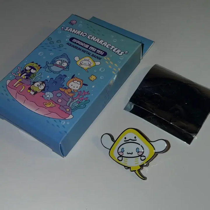 [BUNJANG] Sanrio Aquarium Collaboration Random Badge Cinnamoroll Ray / 산리오 아쿠아리움 랜덤 뱃지 시나모롤 가오리
