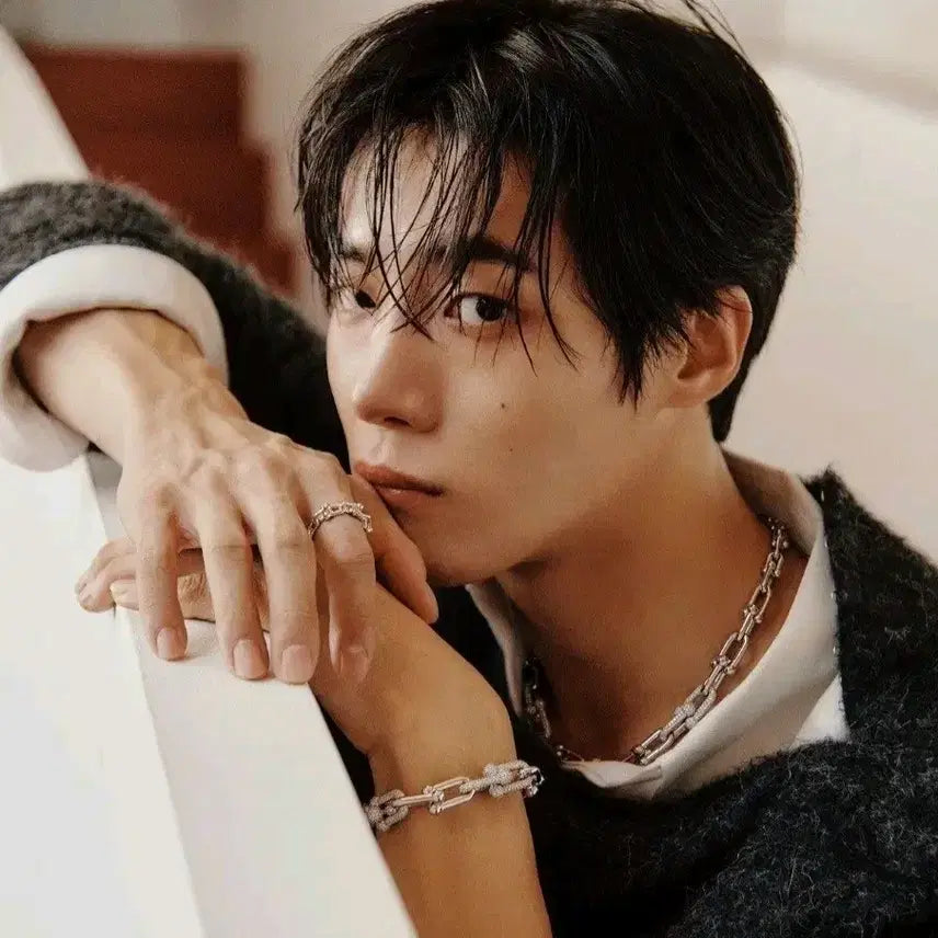 [BUNJANG] Esquire Magazine October 2023 Issue featuring Choo Young Woo / (새상품)<중증외상센터><견우와 선녀> 추영우님 표지인 에스콰이어 잡지양도