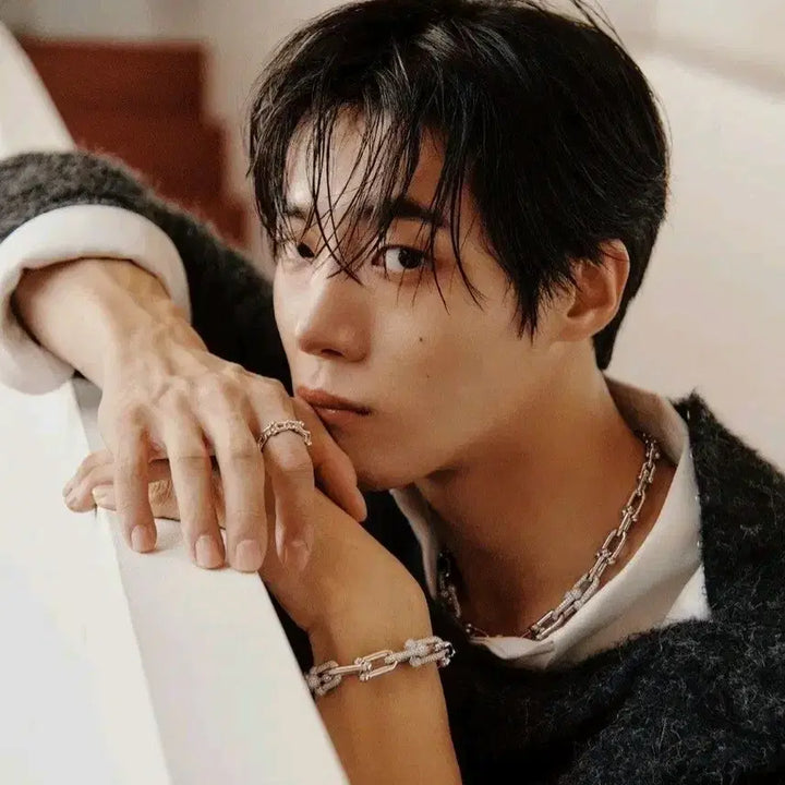 [BUNJANG] Esquire Magazine October 2023 Issue featuring Choo Young Woo / (새상품))<연애박사>,<중증외상센터><견우와 선녀> 추영우님 표지인 에스콰이어 잡지양도