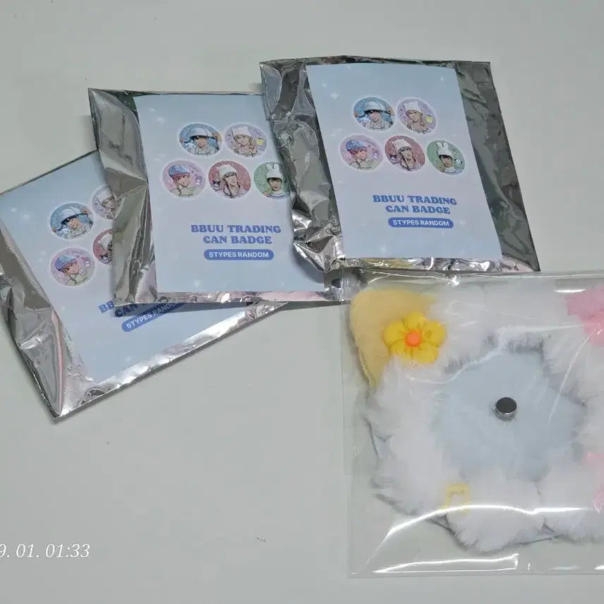[BUNJANG] PLAVE Ppoo Button Badge Set (Yejun, Eunho, Bamby) with Button Badge Holder Bundle Set / 플레이브 뿌 캔뱃지 예준 은호 밤비 + 캔뱃지 홀더 일괄