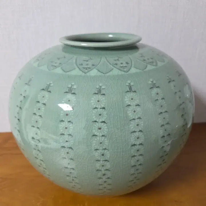 [BUNJANG] Celadon Porcelain Inlaid Chrysanthemum Vase / 청자 상감 국화문 호