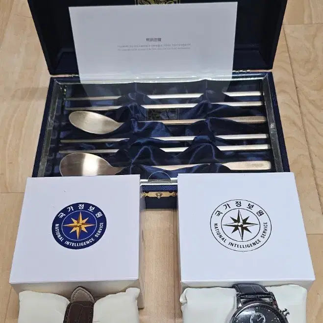 [BUNJANG] National Intelligence Service Cutlery Set and 2 Watches / 국가정보원 수저세트 와 시계2종 새상품입니다.