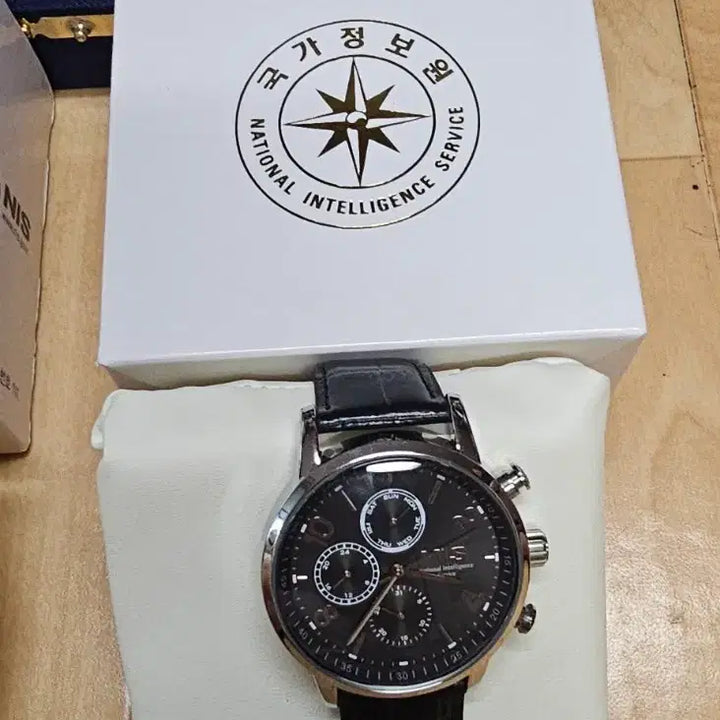 [BUNJANG] National Intelligence Service Cutlery Set and 2 Watches / 국가정보원 수저세트 와 시계2종 새상품입니다.