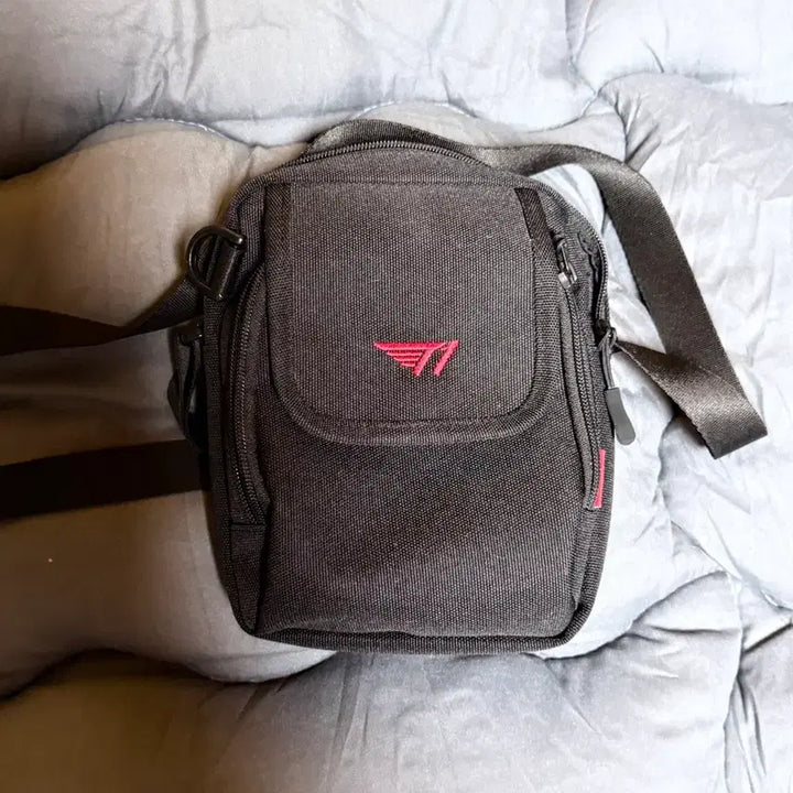 [BUNJANG] T1 Crossbody Bag / T1 티원 크로스백
