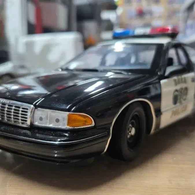 [BUNJANG] UT Model Caprice Patrol 1:18 Scale Diecast Model Car / 1:18  ut모델 카프리스 패트롤