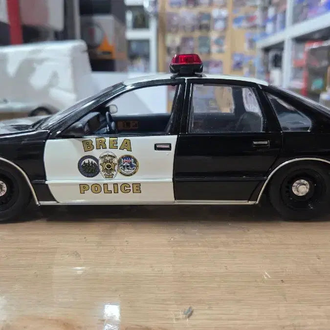 [BUNJANG] UT Model Caprice Patrol 1:18 Scale Diecast Model Car / 1:18  ut모델 카프리스 패트롤