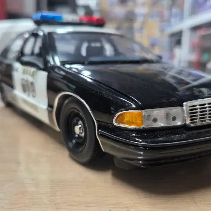 [BUNJANG] UT Model Caprice Patrol 1:18 Scale Diecast Model Car / 1:18  ut모델 카프리스 패트롤