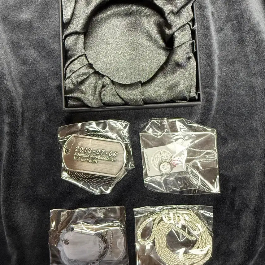 [BUNJANG] BTS KPOP4 Vol.1 Swarovski Earrings &amp; ARMY Dog Tag Set / [미착용 새상품]BTS 초기 KPOP4 Vol.1 스와로브스키 귀걸이ARMY 도그태그 세트