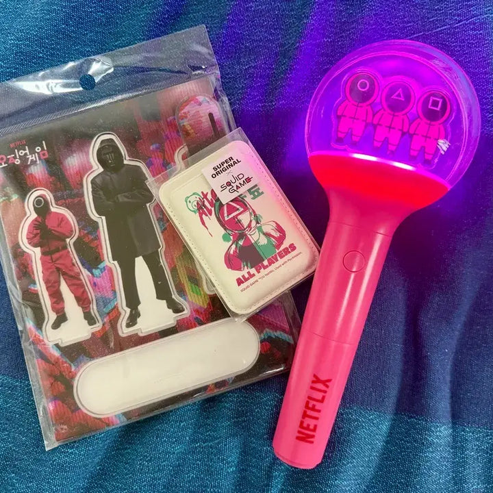 [BUNJANG] Squid Game Official Merchandise Set - Light Stick, Acrylic Stand Kit, Smartphone Card Wallet / 택포) 오징어게임 응원봉 + 아크릴 스탠드키트 + 스미트폰용 카드지갑 굿즈세트