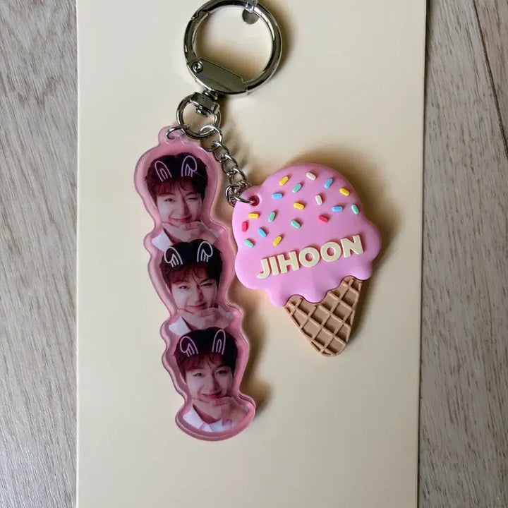 [BUNJANG] Park Jihoon Baskin Robbins Acungppang Keyring / 박지훈 베라 키링 아궁빵 키링