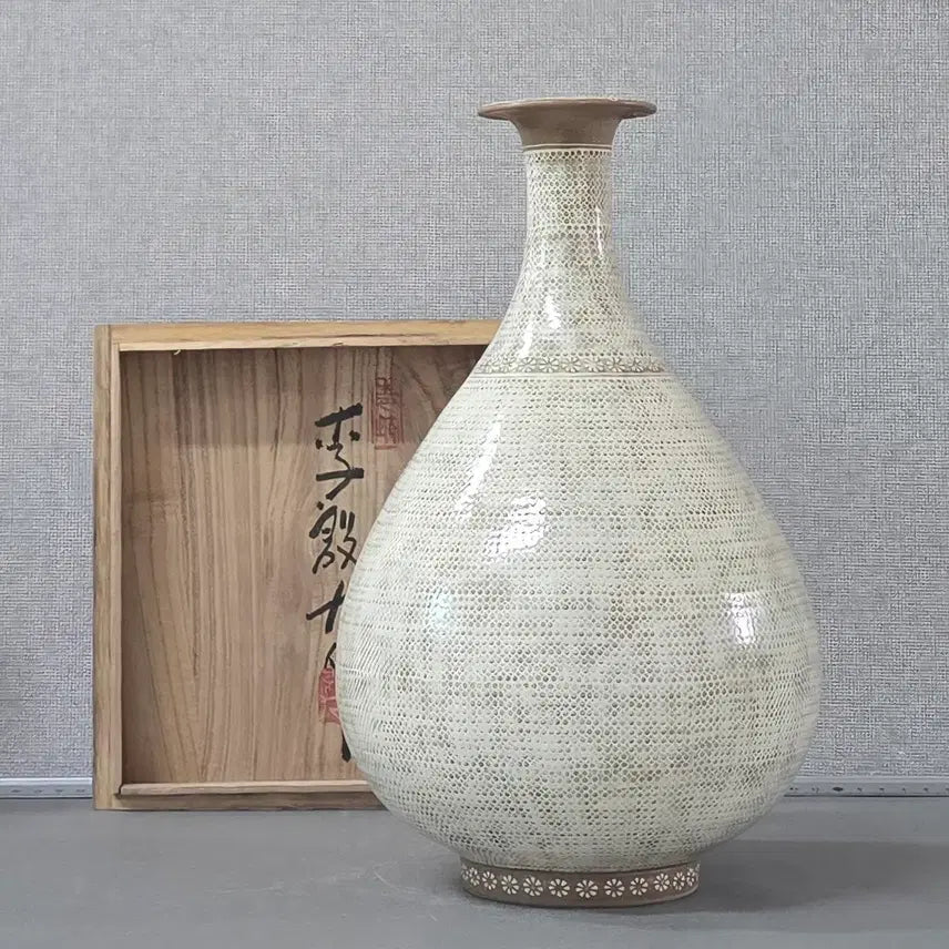 [BUNJANG] Lee Eun-gu Buncheong Dot-Patterned Vase / 청파 이은구 분청 우점문 병