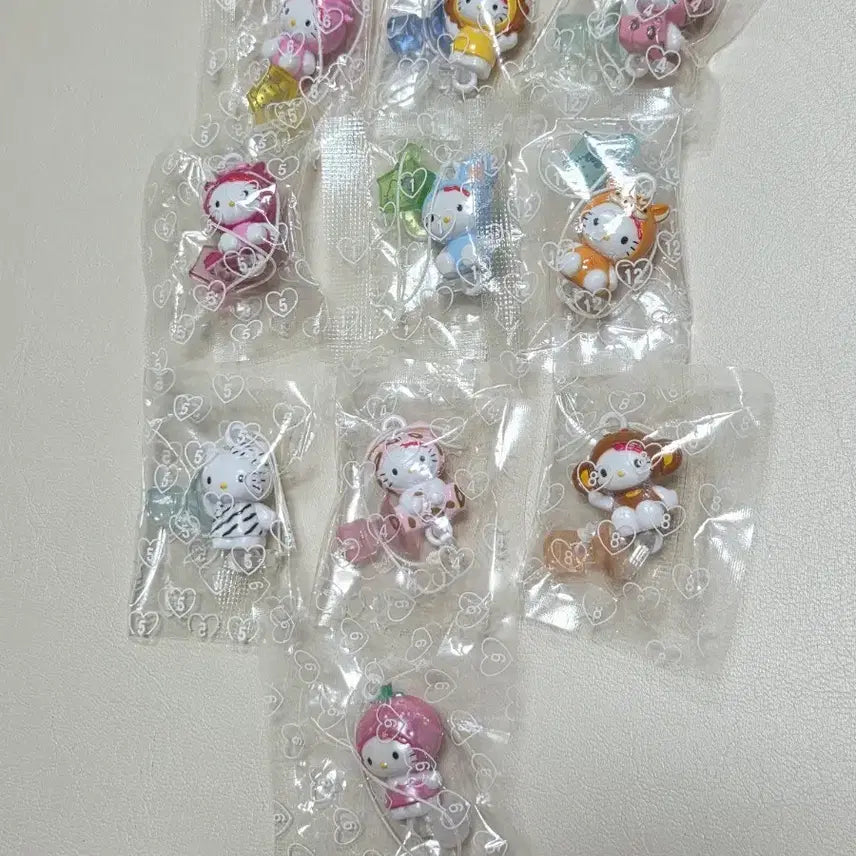 [BUNJANG] Hello Kitty Vintage Figure Strap Set / 일괄)고전키티 피규어 스트랩 고전키티 동물 십이지신 딸기키티 피규어 줄줄이스트랩