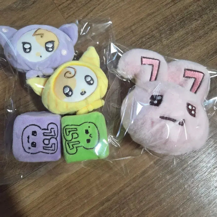 [BUNJANG] IU 7th &amp; 8th Generation Doll Keychain Bundle Set / 일괄) 아이유 7기8키 인형키링 양도해용 ~