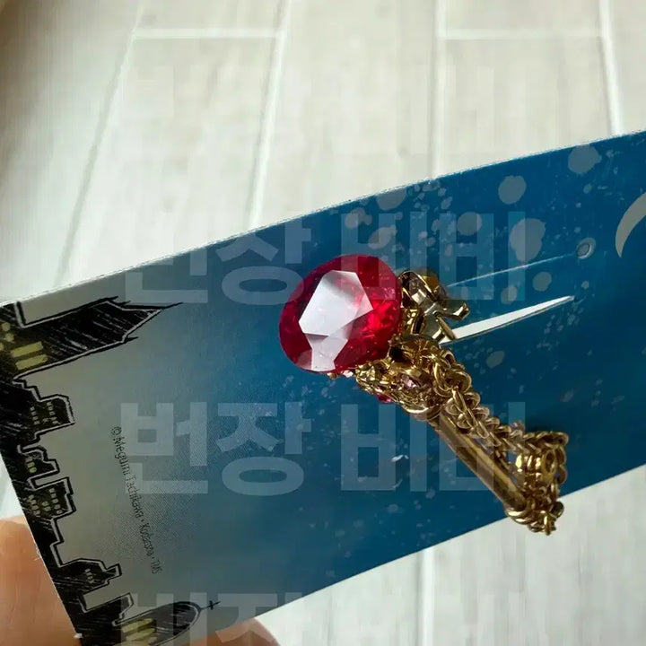 [BUNJANG] Clue x Saint Tail Illusion Stick Brooch with Photocard / 클루 천사소녀 네티 일루전스틱 뱃지 (Saint Tail Brooch)(포토카드 K카드)