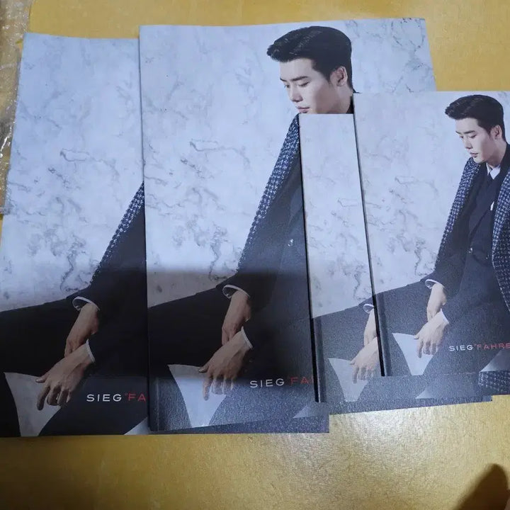 [BUNJANG] Lee Jong Suk Photobook &amp; Magazine Bundle / 이종석 화보집 및 잡지 일괄판매