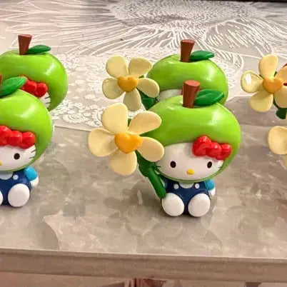 [BUNJANG] Hello Kitty Apple Figurine (Opened) / 헬로키티 차량, 업무용 테이블 데코용 키티 사과피규어(단순개봉)