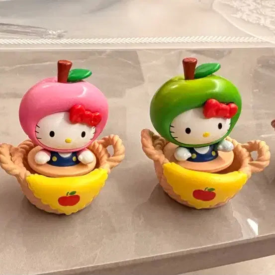 [BUNJANG] Hello Kitty Apple Figurine (Opened) / 헬로키티 차량, 업무용 테이블 데코용 키티 사과피규어(단순개봉)