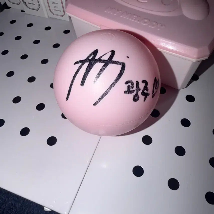 [BUNJANG] KICKFLIP Minje Autographed Ball / 킥플립 민제 싸인볼 양도