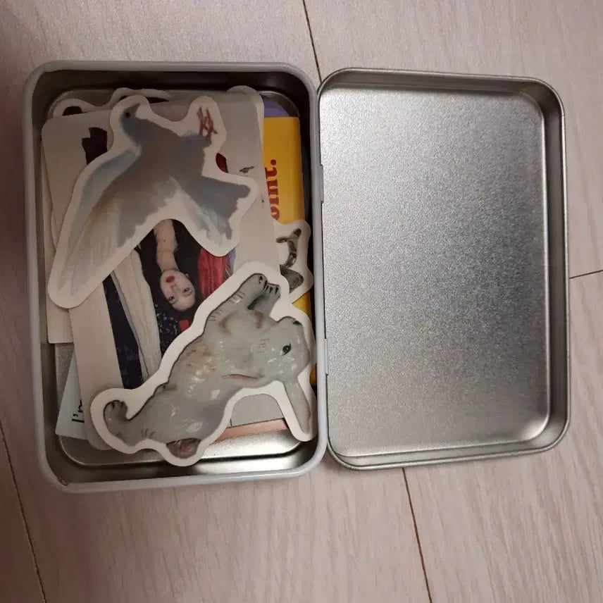 [BUNJANG] Yerin Baek Goods Tin Case Badge Bundle Set / 백예린 굿즈 틴케이스 뱃지 일괄 판매
