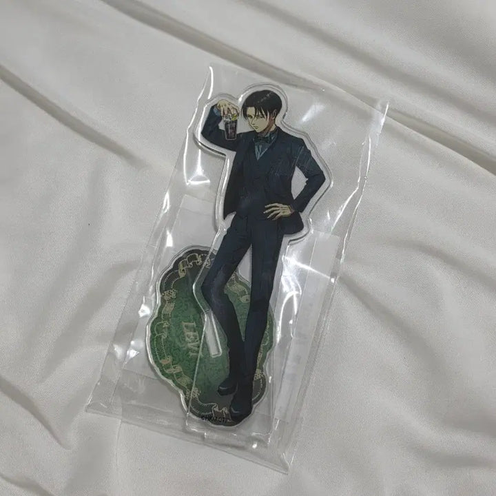 [BUNJANG] Attack on Titan Levi Collaboration Acrylic Standee (Sealed) / [미개봉] 진격의 거인 HUB 콜라보 아크릴 스탠드 리바이 정품