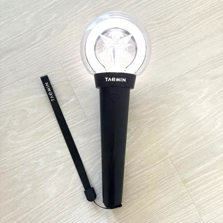 [BUNJANG] Taemin Support Rod + 2 Photocards / 태민 응원봉+포토카드 2장