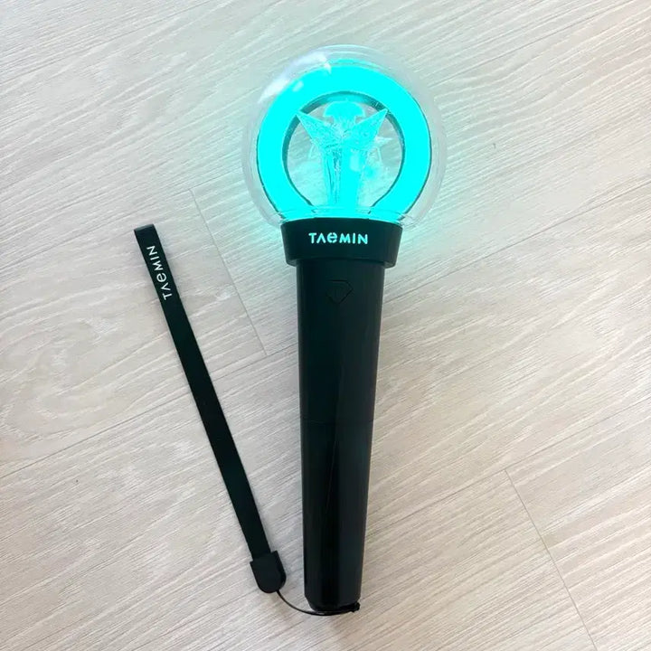 [BUNJANG] Taemin Support Rod + 2 Photocards / 태민 응원봉+포토카드 2장