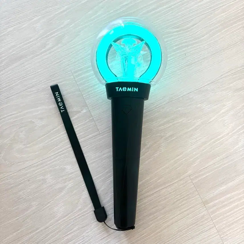 [BUNJANG] Taemin Support Rod + 2 Photocards / 태민 응원봉+포토카드 2장