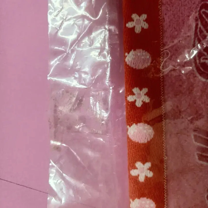 [BUNJANG] Classic Hello Kitty Strawberry Towel (Regional Limited Edition) / 고전 헬로키티 지역한정 딸기 타월