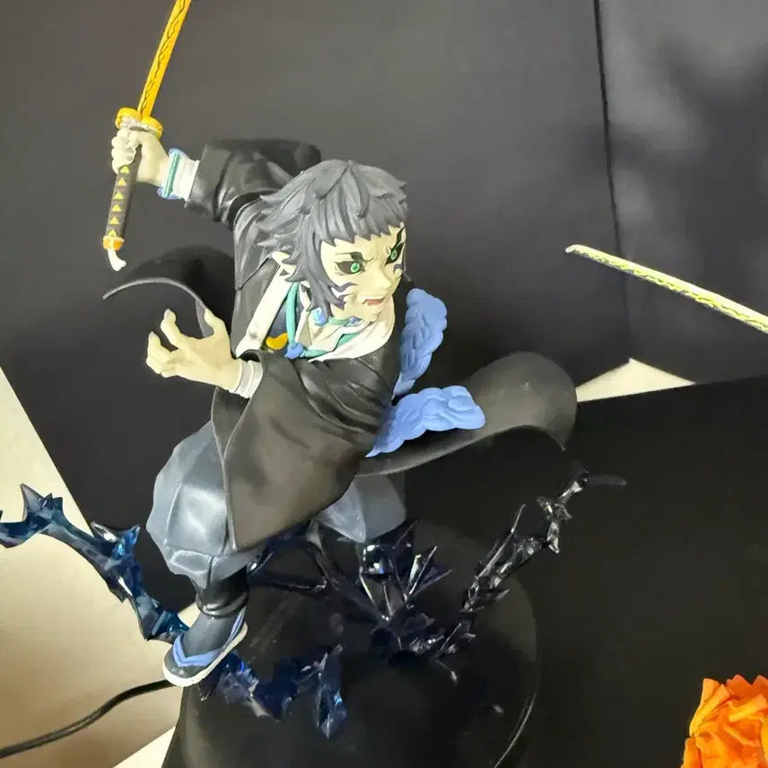 [BUNJANG] Demon Slayer Zenitsu &amp; Kaigaku Figures Bundle Set / 귀멸의 칼날 젠이츠 카이가쿠 피규어 일괄