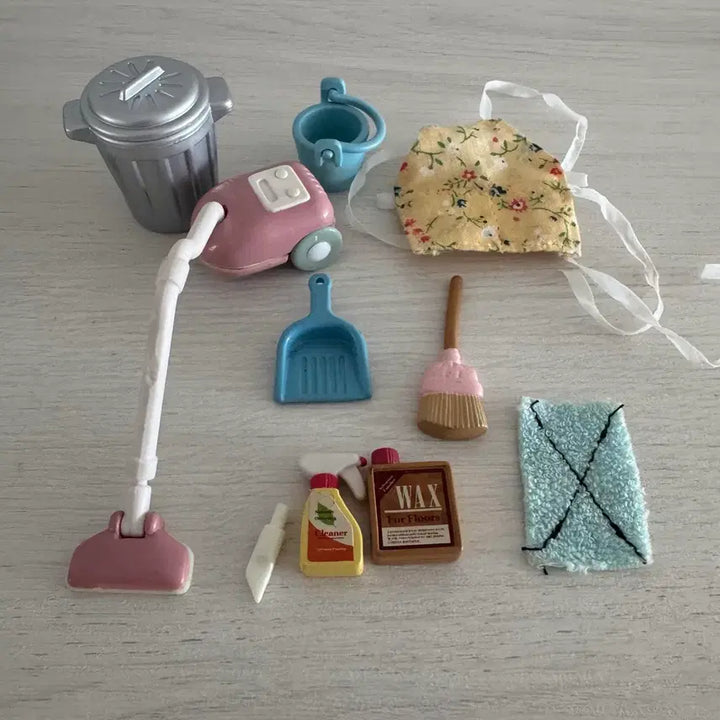 [BUNJANG] Sylvanian Families Vacuum Cleaner Set / 단종)올드)레어)실바니안 청소기 세트 돌돌이청소기 빗자루 등등