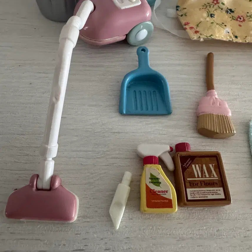 [BUNJANG] Sylvanian Families Vacuum Cleaner Set / 단종)올드)레어)실바니안 청소기 세트 돌돌이청소기 빗자루 등등