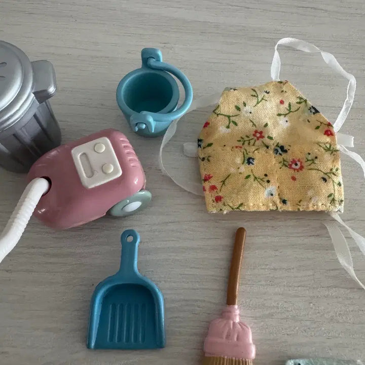 [BUNJANG] Sylvanian Families Vacuum Cleaner Set / 단종)올드)레어)실바니안 청소기 세트 돌돌이청소기 빗자루 등등