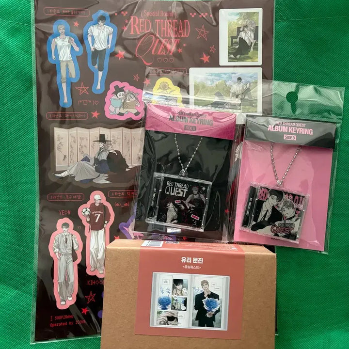 [BUNJANG] Hongsil Quest CD Keyring Set (2 Types) + Popup Special Sticker + Bookstore Exhibition Glass Paperweight / 홍실 퀘스트 CD키링2종 + 팝업특전 스티커+ 도서전 유리문진