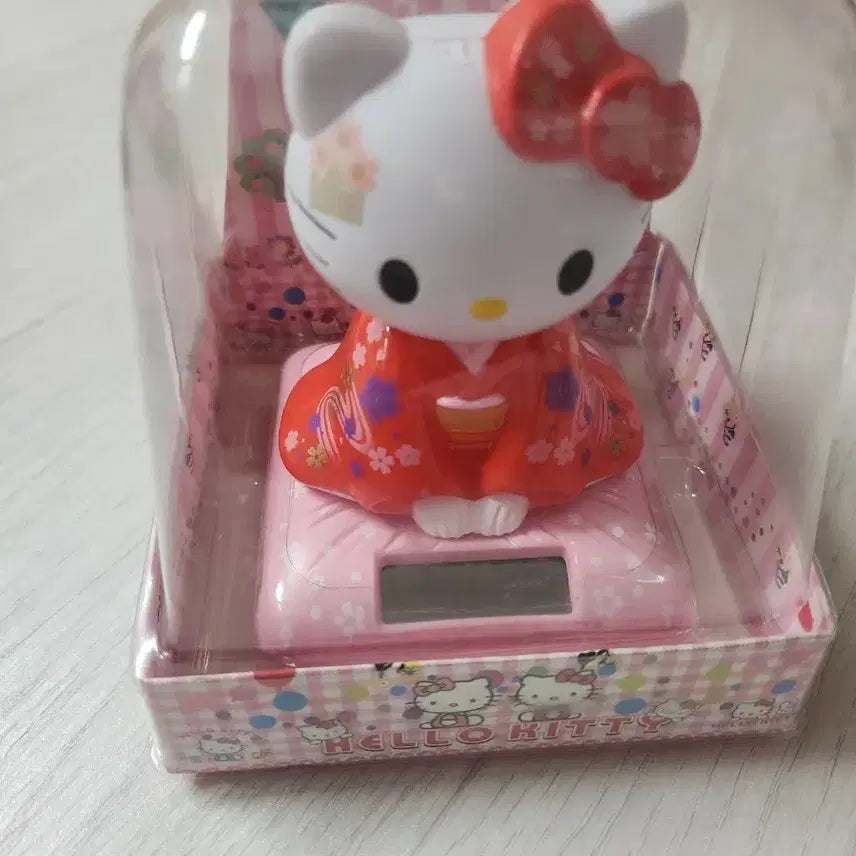 [BUNJANG] Hello Kitty Solar Powered Bobblehead Figure / 헬로키티태양열머리흔들피규어