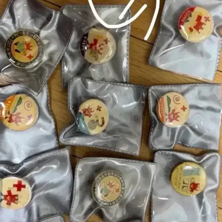 [BUNJANG] Korean Red Cross Emblem Badge Collection / Rcy뱃지 대한적십자사 뱃지