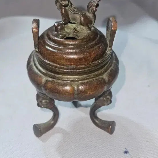 [BUNJANG] Small Three-Legged Incense Burner with Mythical Beast Finial and Pierced Lid, Red Bronze Hue / 적동계 서수문 투각 뚜껑 소형 삼족향로 높이 9.5cm