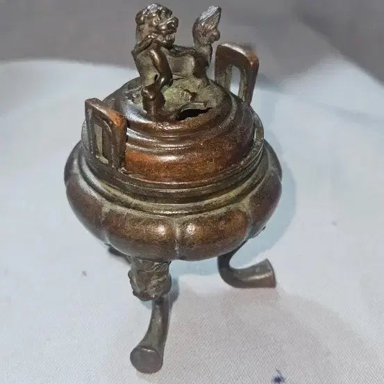 [BUNJANG] Small Three-Legged Incense Burner with Mythical Beast Finial and Pierced Lid, Red Bronze Hue / 적동계 서수문 투각 뚜껑 소형 삼족향로 높이 9.5cm