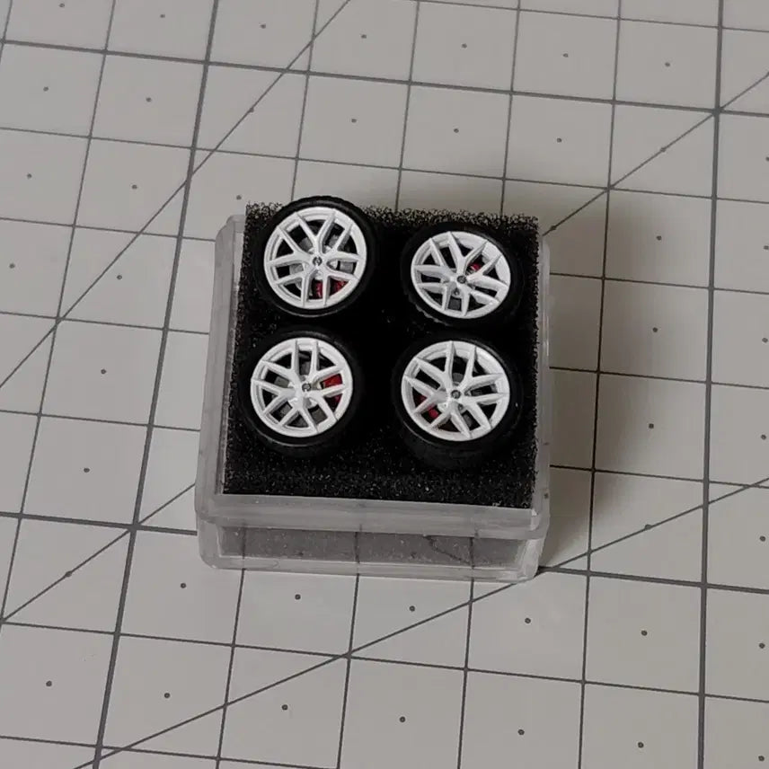 [BUNJANG] 1/64 Scale HRE P101 Style Wheels with Red Calipers / 1/64 휠 (HRE P101 추정)