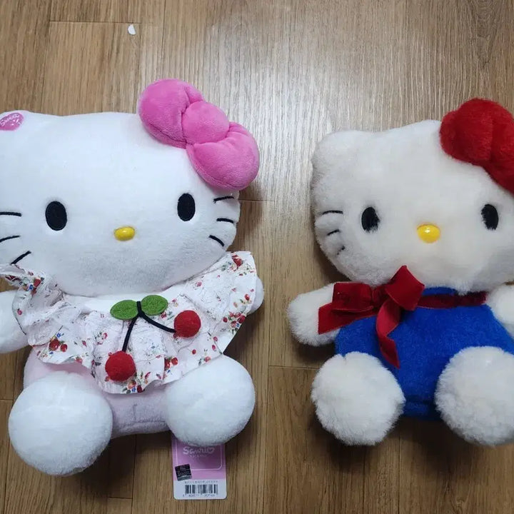 [BUNJANG] Hello Kitty Medium Plush Set (2 Pieces) / 헬로키티 중형인형 2개 세트