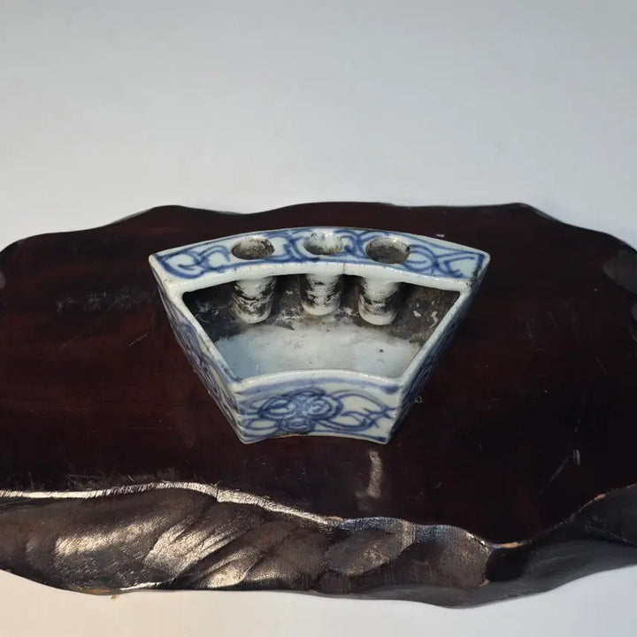 [BUNJANG] Joseon Dynasty White Porcelain Celadon With Scrollwork Design Brush Holder and Ink Pot / 백자청화당초문필삽