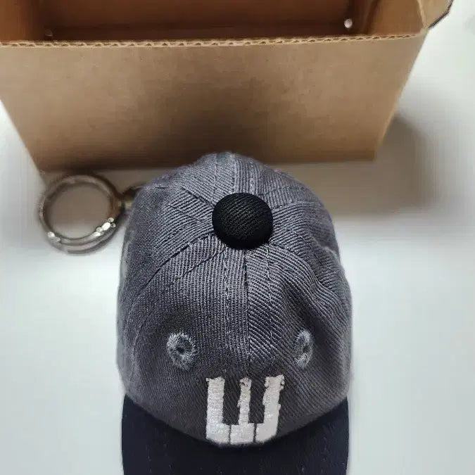 [BUNJANG] BIGBANG Exhibition Random Ball Cap Hat Keychain Two-Tone / 빅뱅 전시회 랜덤 볼캡 모자키링 투톤