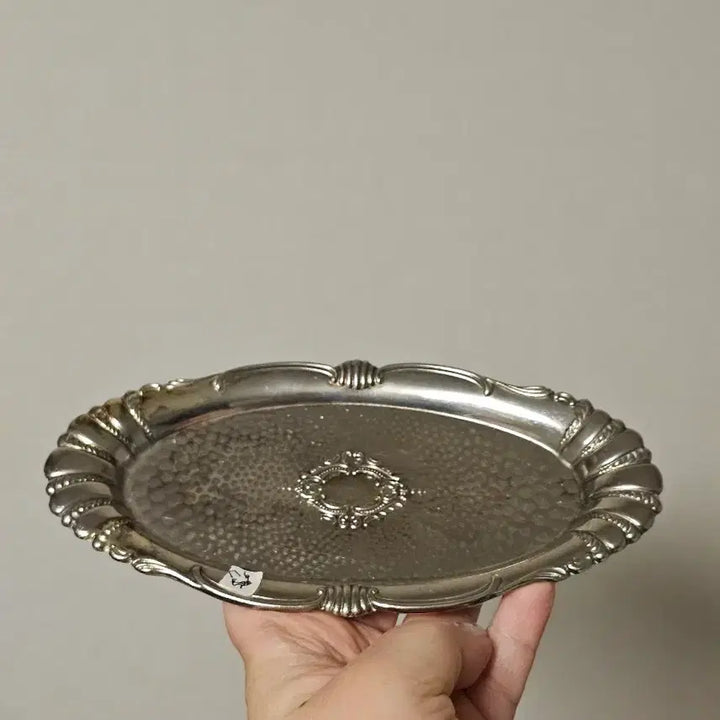 [BUNJANG] Antique Silver-Plated Tray with Shell Decoration and Hammered Pattern / 앤틱 실버플레이트트레이 쉘장식 햄머드 무늬 장식 은 접시